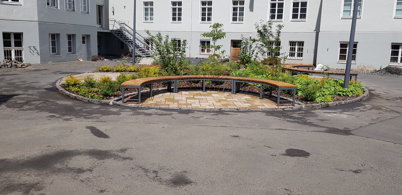 Individuelle Runde Baumbank aus Stahlrohr mit Holzauflage um einen Baum