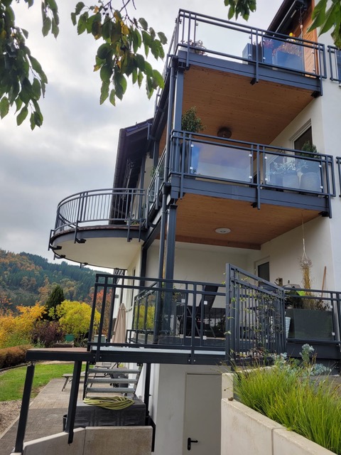 Balkongeländer aus Stahl und Glas