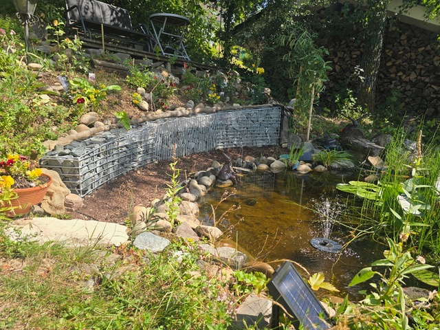 Gabionenwand für Gartenteich mit besonderem Maschenmuster in der Mitte